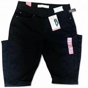 Levi Totally Shaping Pull On Skinny Jeans NWT